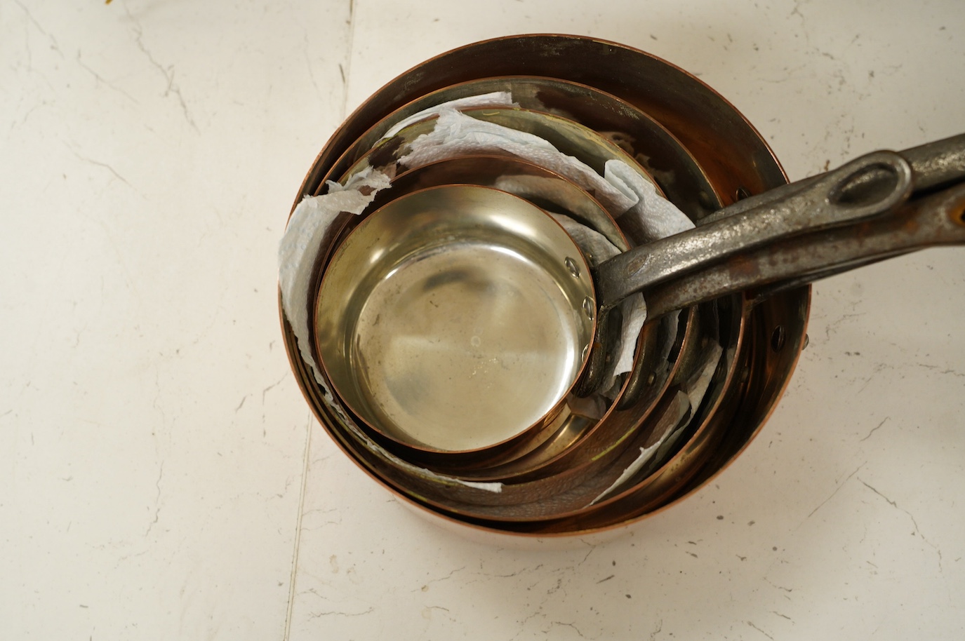 A set of five graduated copper pans, largest diameter 18cm. Condition - fair